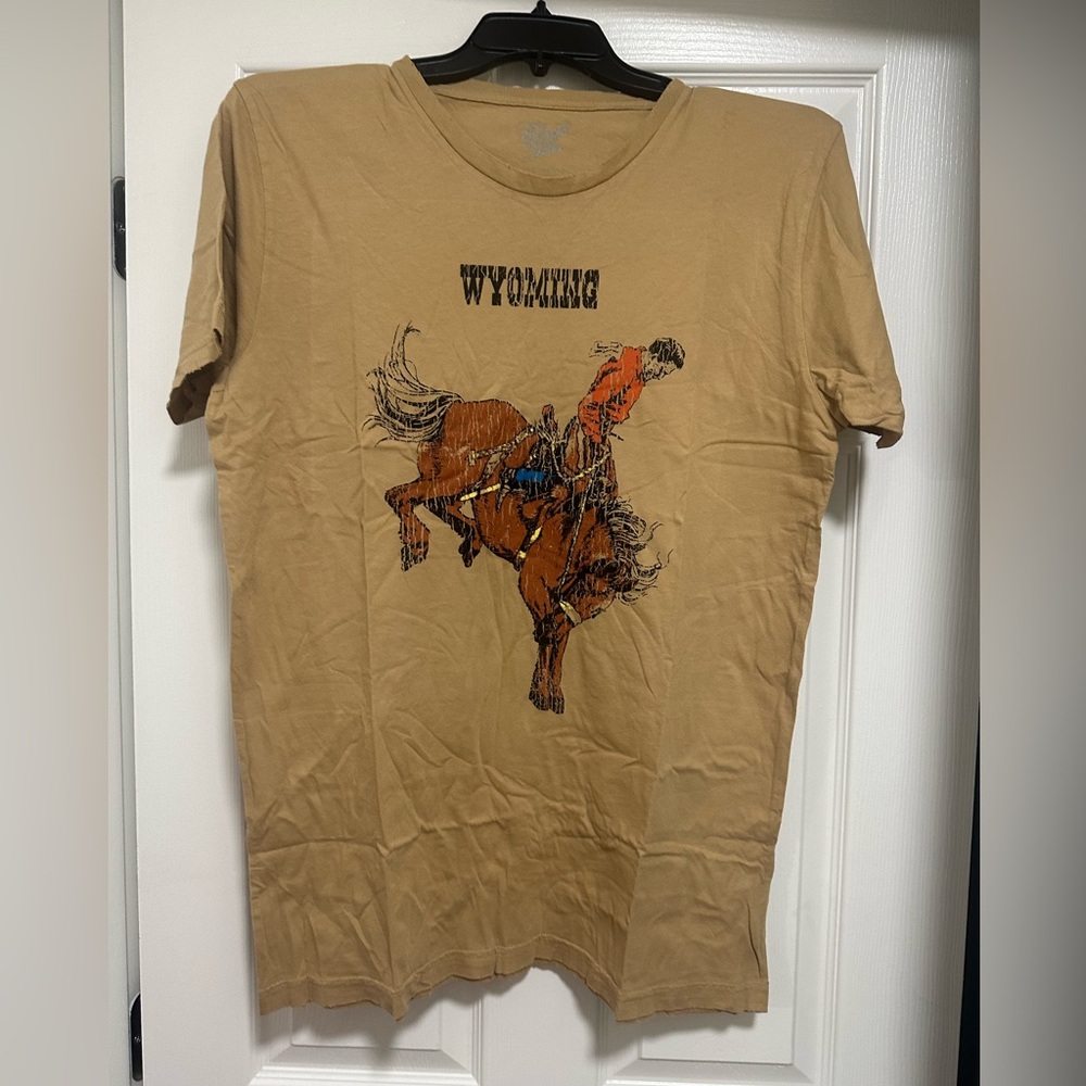 Midnight rider Wyoming Bucking Bronco Graphic Tee - mocha sz L,XS